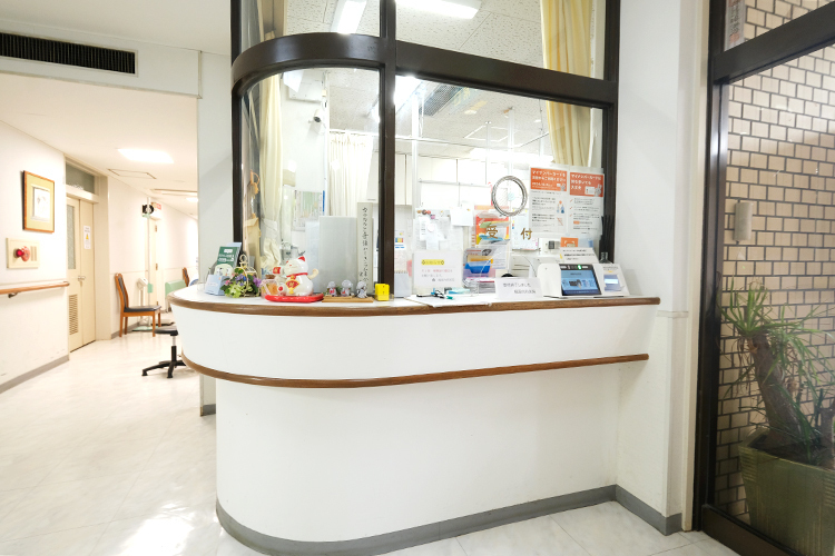 梶原内科医院 飯塚市 入ってすぐの受付。スタッフが出迎えてくれる