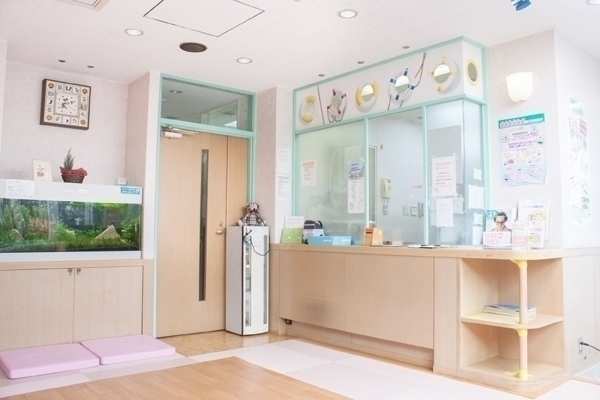 しみず医院 足立区 子どもが喜ぶ大きな水槽がある待合室