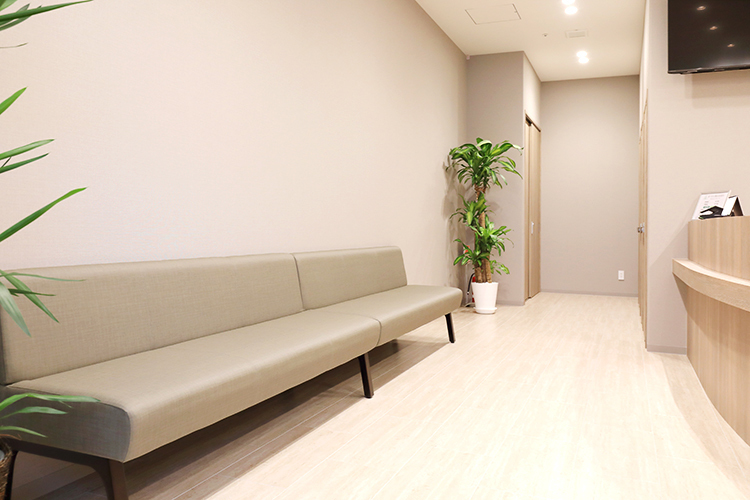 まつむら腎泌尿器科 和泉市 ナチュラルなインテリアが落ち着く院内