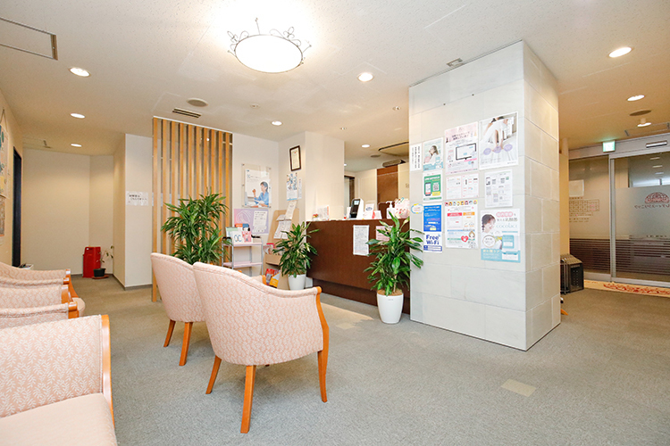 元町レディースクリニック  横浜市中区 待合室の配置は、密にならないよう配慮されている