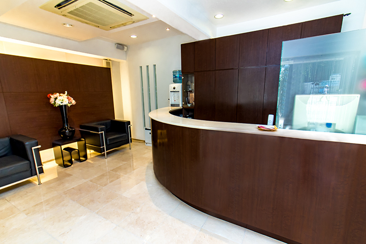 米澤歯科醫院 西宮市 優しいスタッフが迎える受付