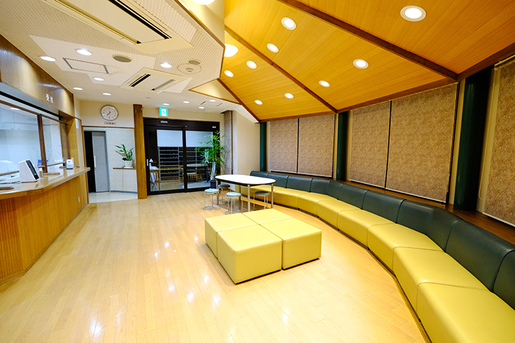 野村クリニック 海津市 広々とした待合室。ゆとりを持ったスペースを確保