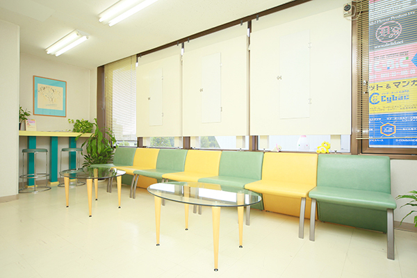 ゲンクリニック 中野区 明るい雰囲気でリラックスできる待合室