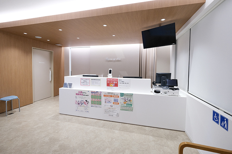 とやま眼科クリニック 尼崎市 受付スタッフが温かく迎える