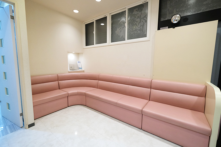 神戸けやき歯科クリニック 神戸市長田区 やわらかい雰囲気の待合室。スタッフが温かく出迎える