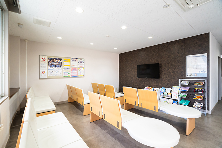 佐藤クリニック 松江市 清掃専門のスタッフにより、院内は明るく清潔に保たれている