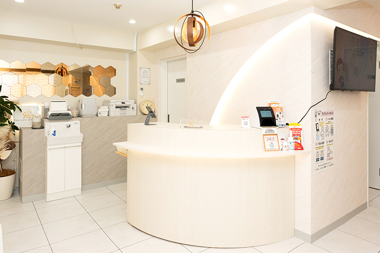 Mieruレディースクリニック 渋谷区 受付は、白を基調に落ち着いた空間に