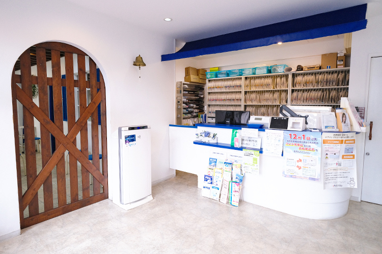 いくい眼科 西宮市 白と青を基調とした、ギリシャをイメージした院内