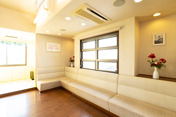 すずらん歯科医院 大垣市 日の差し込む落ち着いた待合室