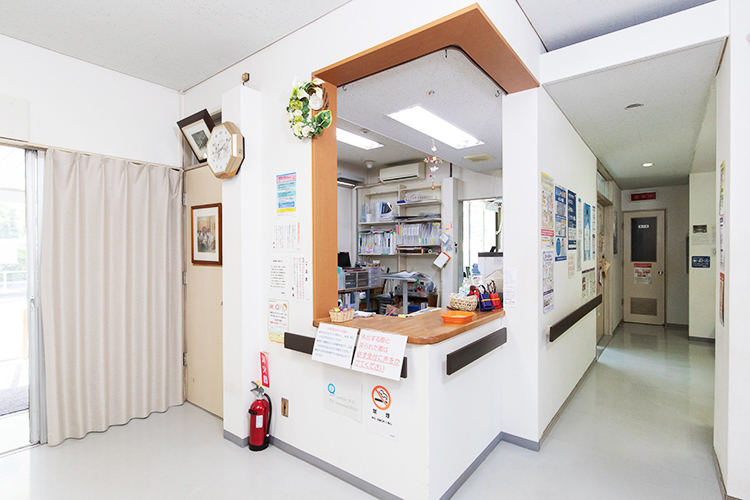 亀崎医院 秦野市 受付スタッフが温かく迎え入れてくれる