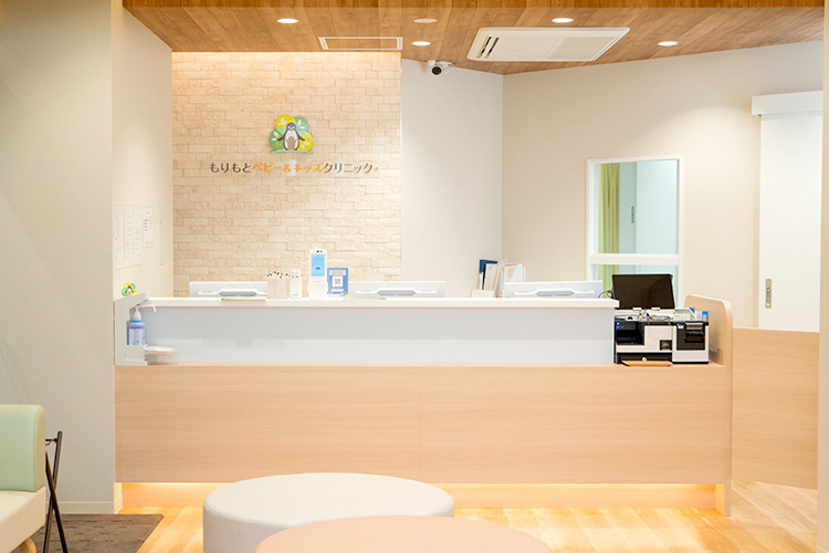 もりもとベビー＆キッズクリニック 京都市下京区 白と木目調で統一された落ち着いた空間の院内