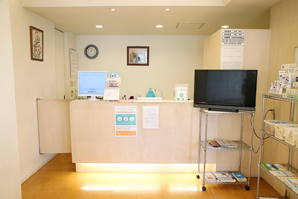 こにし皮フ科 高槻市 受付ではスタッフが明るく迎えてくれる