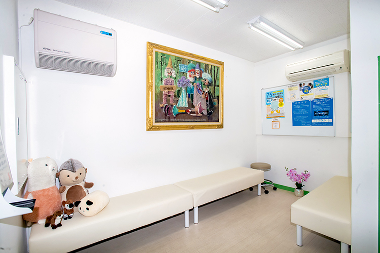 西菅田歯科医院 横浜市神奈川区 待合室には栗家先生の父親が描いた油絵が飾られている