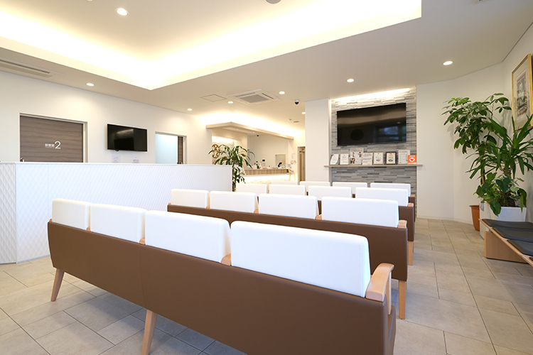 宇都宮消化器・内視鏡内科クリニック 宇都宮市 緑が彩りを添える明るい院内