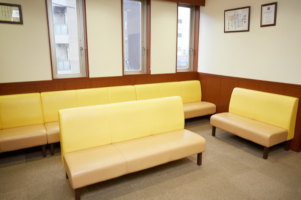 はりの眼科 大阪市東淀川区 温かい雰囲気の待合