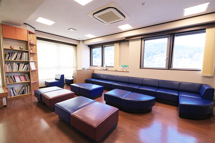 医療法人社団ヒロメディカル 小野クリニック 神戸市須磨区 広い待合室で、患者同士の距離を保ちながら待てる