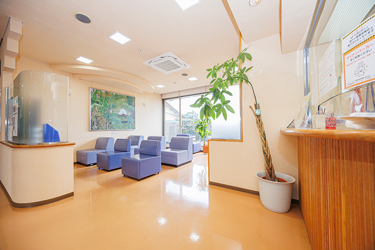 たけだ内科クリニック 岐阜市 ほっとできるように給茶機も用意されている待合室
