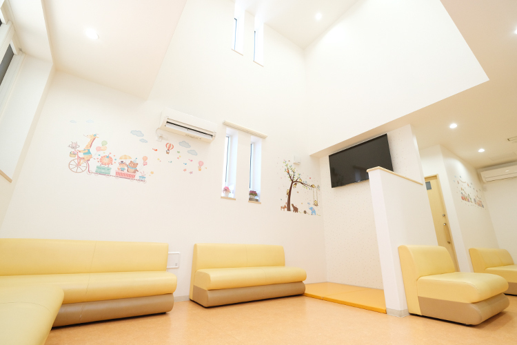 緑が丘小児科 八千代市 光が差し込み、明るい雰囲気の待合室。感染症対策も施されている