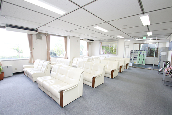 京浜健診クリニック 横浜市金沢区 広々とした待合室