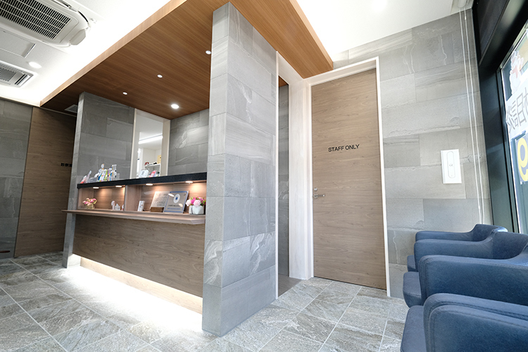 Kuniデンタルクリニック 長久手市 おしゃれで落ち着いた雰囲気の待合室