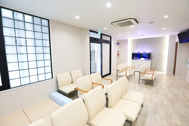 松井医院 知立市 水槽が鮮やかな待合室。発熱の外来と一般外来の導線を完全に分離