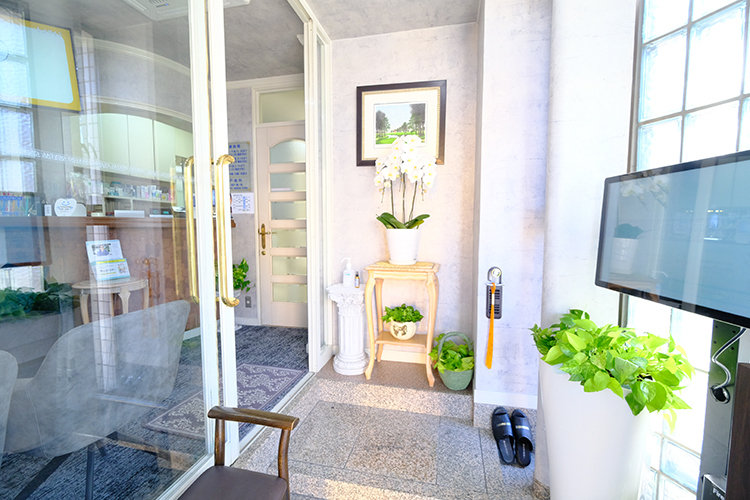 関戸歯科 名古屋市東区 入り口にはサイネージがあり、医療情報を発信している