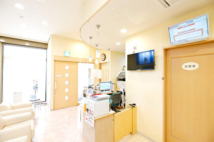 中村クリニック さいたま市南区 待合室にはモニターも完備。待ち時間の目安が分かる