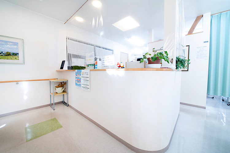 湘南茅ヶ崎よろづ診療所 茅ヶ崎市 親切なスタッフが迎える受付