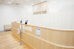 キュアステーションそよら市川南クリニック 市川市 木目調の落ち着いた雰囲気の院内