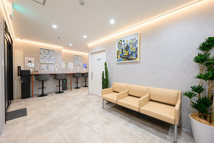 堂島かわだクリニック 大阪市北区 待ち時間に仕事ができるよう、カウンター席や電源も完備