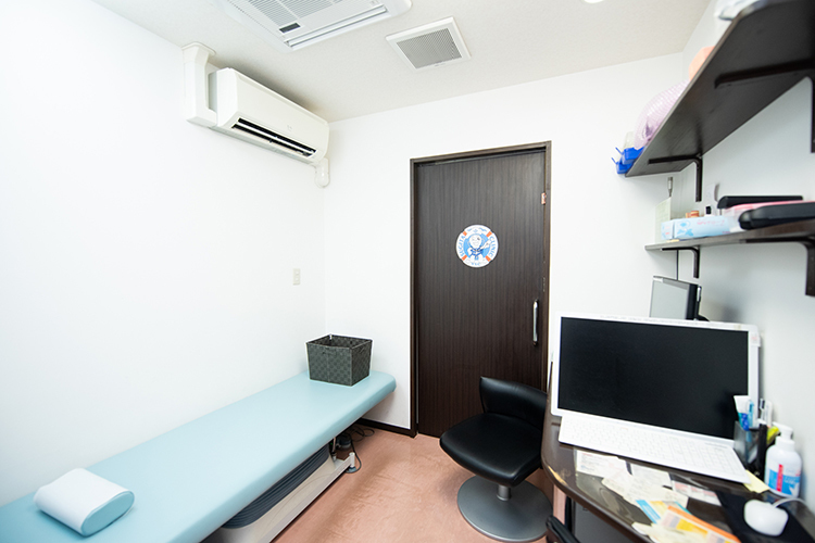 杉田クリニック 横浜市神奈川区 清潔感があり、落ち着いた診察室