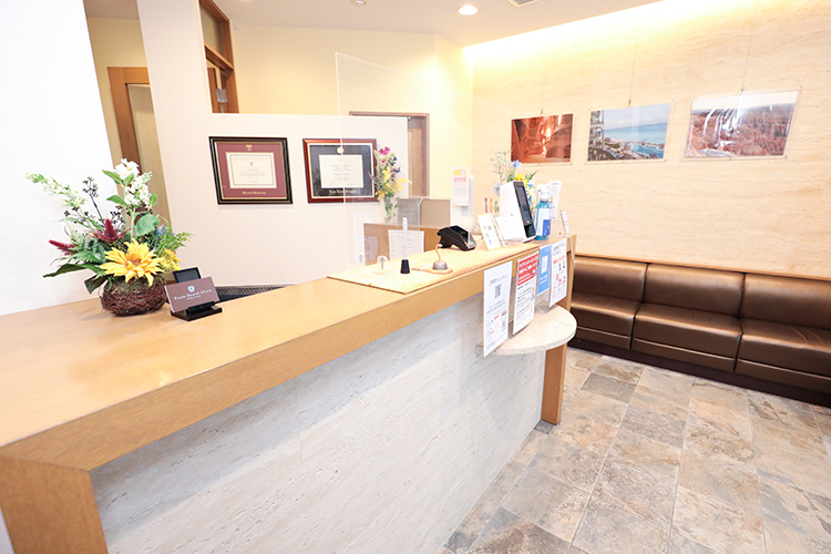 津田デンタルクリニック 千代田区 木目の風合いを基調に間接照明を取り入れた待合室