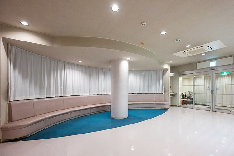 筑紫診療所 福岡市南区 待合室は落ち着い雰囲気でまとめられている