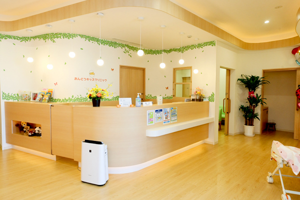あんどうキッズクリニック 名古屋市昭和区 優しい色合いで広いキッズルームも完備した待合室