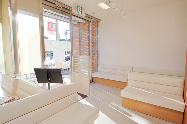 細田耳鼻科 EAR CLINIC 豊中市 明るい外光が差し込む白を基調とした待合室