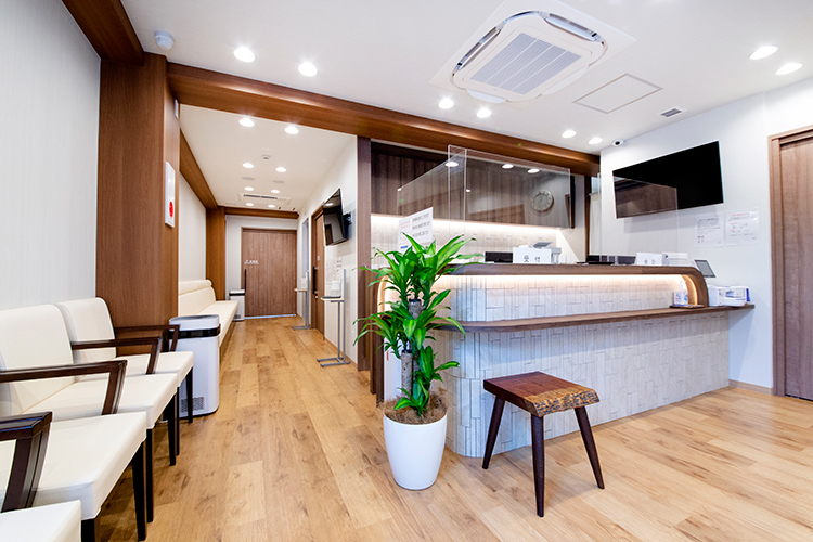 ファインクリニック西荻南 杉並区 木を基調とした温かい雰囲気の院内