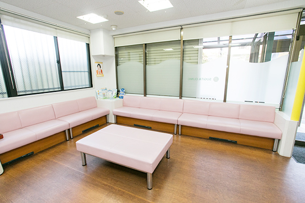 すぎたクリニック 茨木市 明るく広々とした待合室