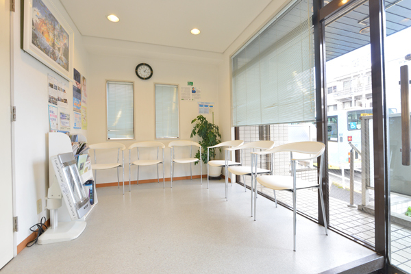 あさがお歯科 町田市 明るく清潔感のある待合室はゆったりとした時間が流れる