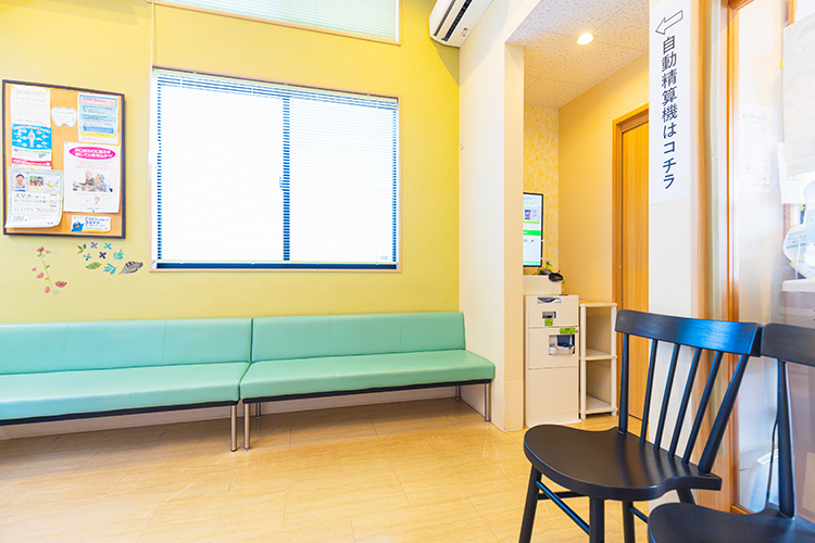 歯科川崎医院あいおい 相模原市中央区 開放感と温かみのある待合室