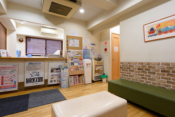 わたなべ医院 江戸川区 待合室にはフクロウの置物がたくさん置いてある