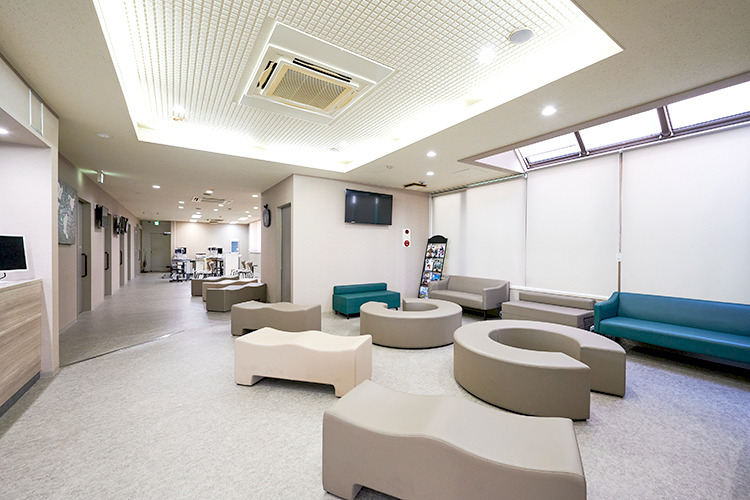 真鍋クリニック 羽村市 明るく落ち着いた雰囲気の院内