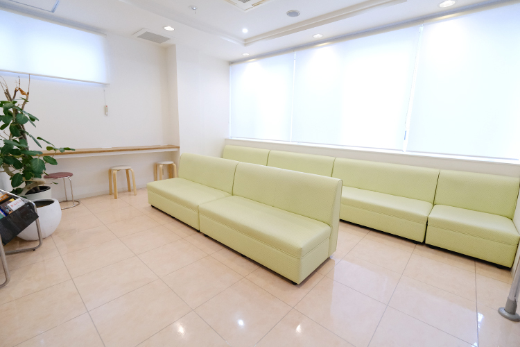 まさこ女性クリニック 大阪市北区 ぬくもりある雰囲気の院内。幅広い年代の女性が来院する