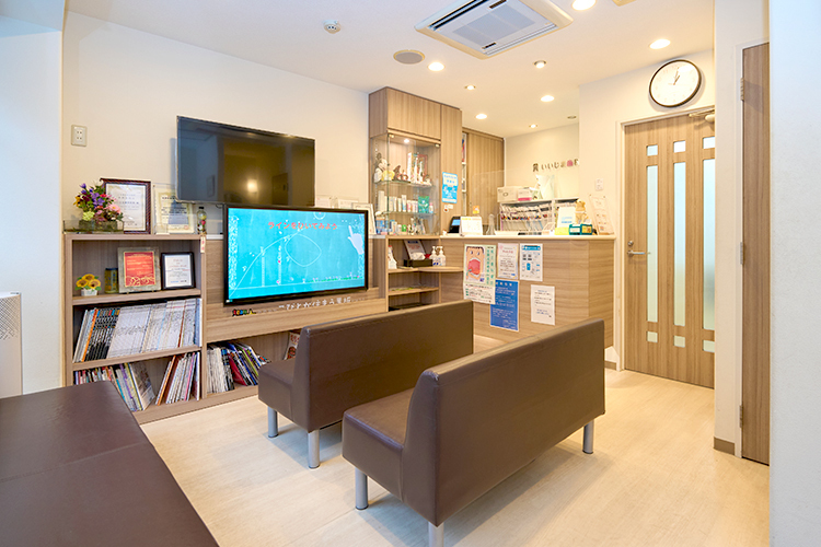 医療法人社団ひまわり いいじま歯科医院 世田谷区 さりげない遊び心が散りばめられた待合室