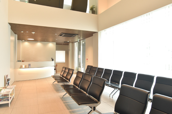 いとう眼科クリニック 芦屋市 天井が高く開放的な待合室