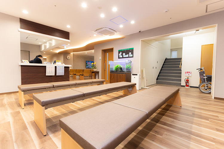 河井脳神経外科 鹿児島市 広々とした開放感のある待合室