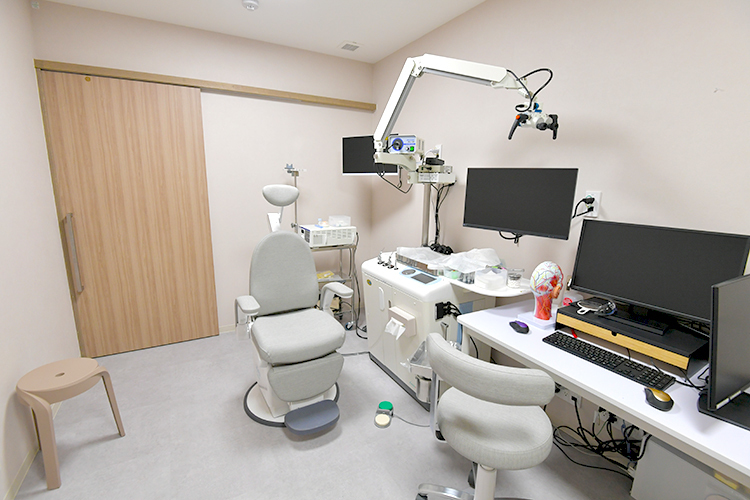 しみず耳鼻咽喉科クリニック 京都市北区 モニターを設置し、自身の状態を確認しながら処置を進められる