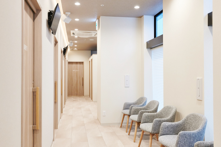 東京ARTクリニック 中央区 木目調を基調とした明るい院内。患者の心地良さを追求