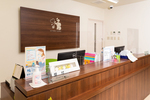 じょうとく内科クリニック 西条市 明るい院内は、誰もが通院しやすいフラットな設計となっている