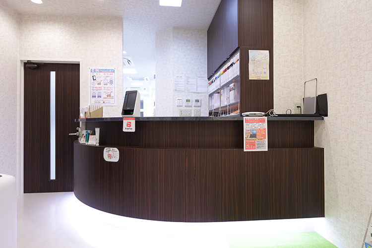 楠原デンタルクリニック 奈良市 院内での勉強会で接遇を学んだスタッフが笑顔で迎える