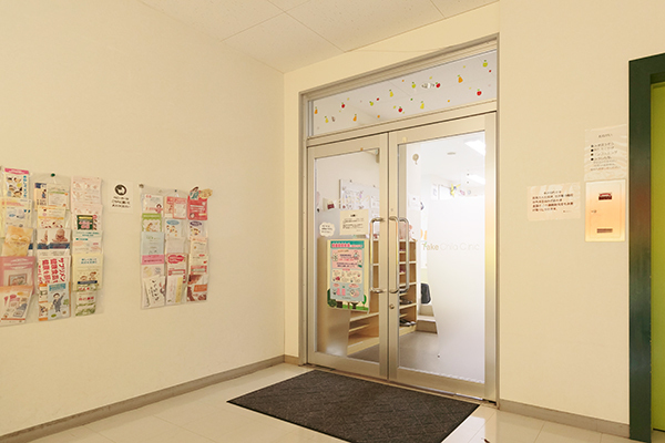武こどもクリニック 東村山市 クリニックはビルの2階にありエレベーターもある